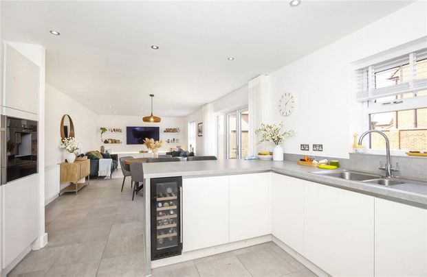 Stylish and contemporary five bedroom, three bathroom property in the desirable village of Green Hammerton. - Photo 1