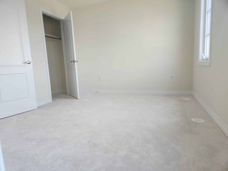 Four bedroom Courtice Ontario - Photo 5