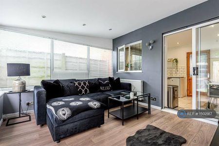 2 bedroom end of terrace house to rent - Photo 3