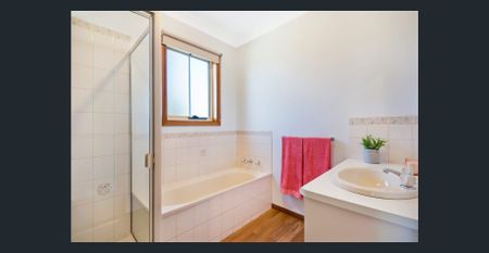 Pet friendly house close to everything - Photo 2