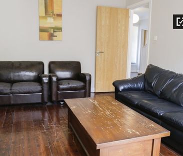 Room in 5-bedroom apartment in Ballymun, Dublin - Photo 3