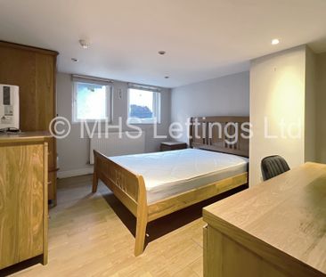 4 Bedroom Mid Terraced House for rent in Ash Road - Photo 1