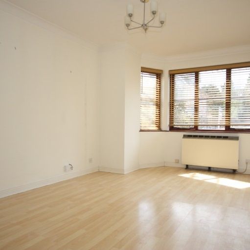 Claremont Avenue, Woking - Photo 1