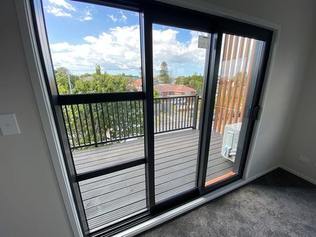 Modern 2BR Apt with Balcony! - Photo 3