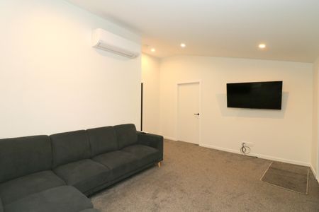 Stunning 5 bedroom unit - Partly furnished! - Photo 3