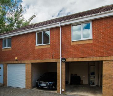 2 bedroom coach house to rent - Photo 1