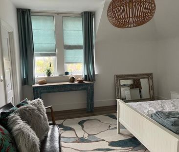 Beautiful double bedroom, light and airy, with en-suite shower room. - Photo 2