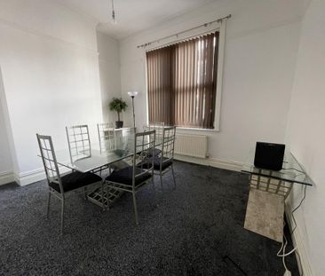 4 bedroom end of terrace house to rent - Photo 1