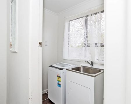 Low Maintenance 2-bedroom flat with wet floor shower - Photo 3