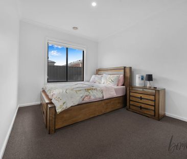 Stunning Family Residence in Prime Craigieburn Location - Photo 2