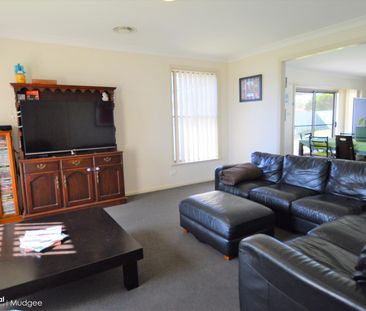 LARGE 4 BEDROOM FAMILY HOME - Photo 3