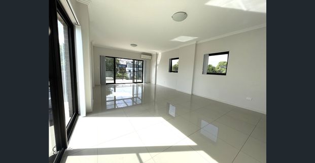 Modern Sun-drenched Penthouse with Two Bathroom, Two Car Parking - Photo 1