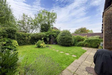 The Hayloft, Colonels Lane, Boughton, ME13 - Photo 2