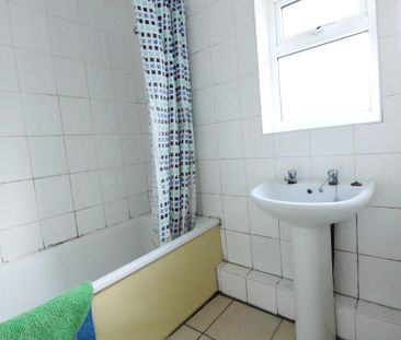 4 bedroom semi-detached house to rent - Photo 2