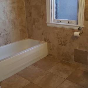 Spacious Bright 2 Bedroom Apt - Photo 2