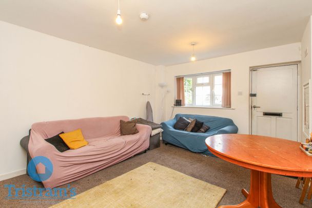 References Pending - 4 bed Mid Terraced House - Photo 1