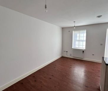 4 bedroom end of terrace house to rent - Photo 1