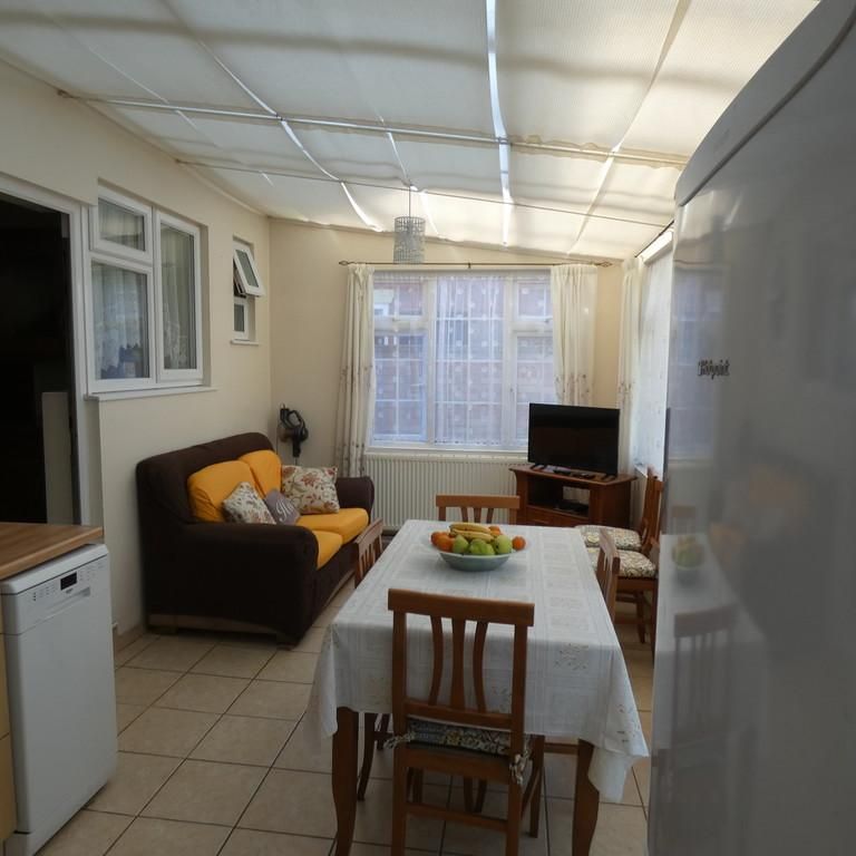 5 bedroom semi-detached house to rent - Photo 1
