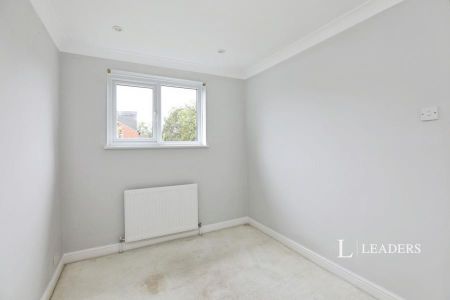 3 bedroom house to rent Sycamore Drive, East Grinstead, RH19 - Photo 2