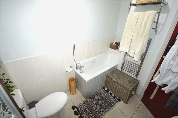 2 Bedroom Flat / Apartment - Alresford Road, Winchester - Photo 1