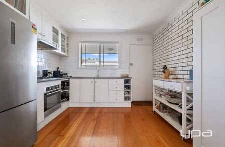 Charming, Comfortable & Conveniently Located Two Bedroom Unit - Photo 3