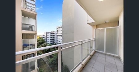 Light-Filled Dual-Level Townhouse Style Apartment - Photo 5