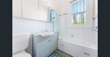 Stylish Ground-Floor Courtyard Apartment in the Heart of Balmain - Photo 2