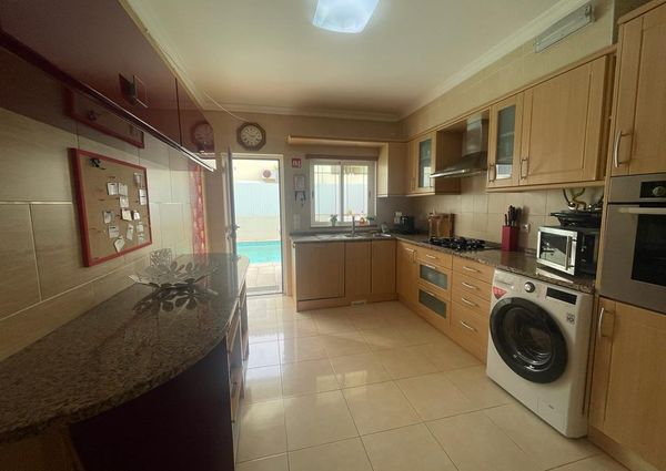 Excelente moradia V3 com Piscina localizada em Albufeira na zona das Ferreiras.
