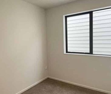 Modern 3 Bedroom + Loft with ensuite - Photo 5