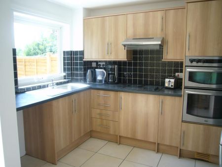 3 bedroom semi-detached house to rent - Photo 2