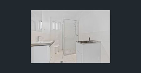 Spacious private granny flat with water included - Photo 3