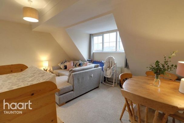 3 bedroom apartment to rent - Photo 1