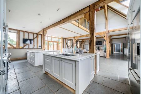 Beautifully converted five bedroom Grade II listed barn - Photo 5