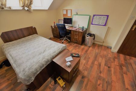 4 bedroom House in Crossfield Street, Leeds - Photo 4