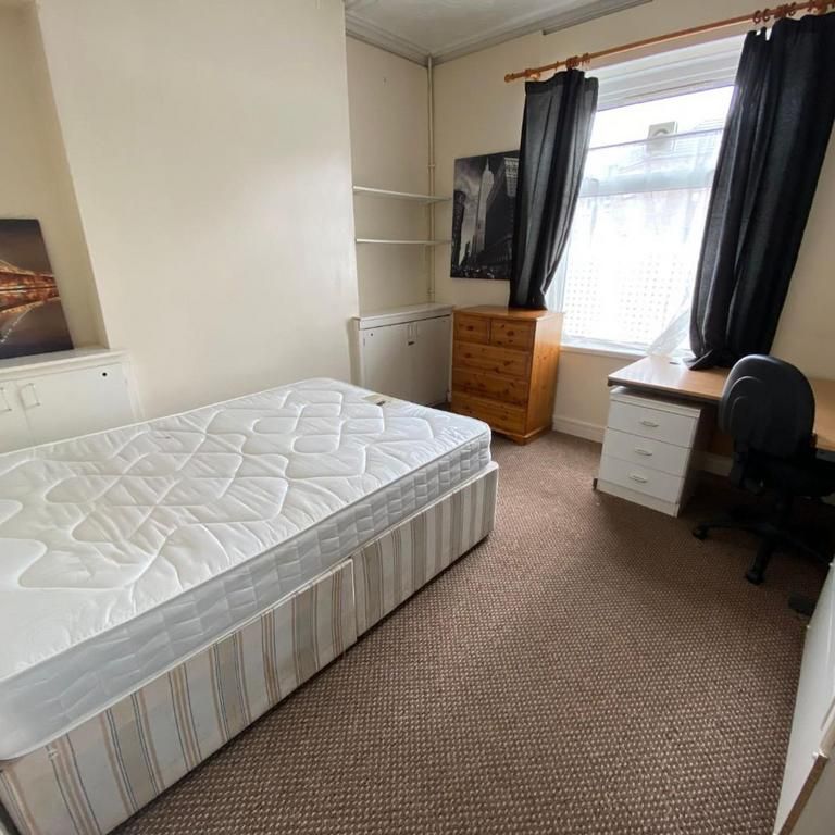 5 bedroom end of terrace house to rent - Photo 1