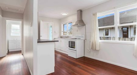 Prime Family Home in Fantastic Location – Wal... - Photo 3