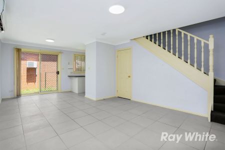 Neat 3 Bedroom Townhouse! - Photo 4