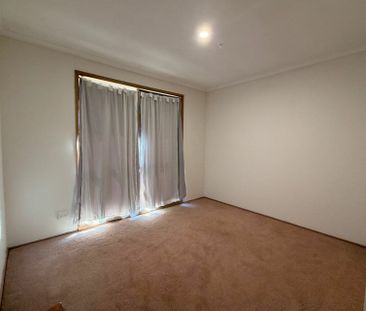 8 Fordholm Road, Hampton Park VIC - Photo 2