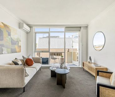 Stylishly Renovated Retreat in Elwood's Most Sought-After Pocket - Photo 3