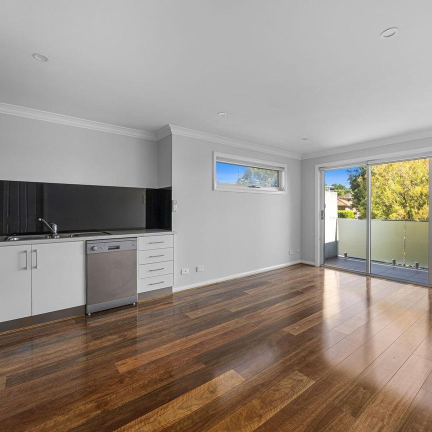 Perfectly positioned, low maintenance living in Lilydale - Photo 1
