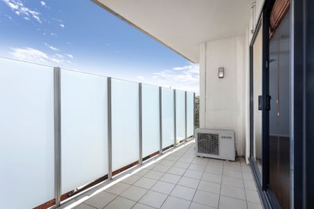 2 BEDROOM, 2 CAR SPACE IN ELWOOD - Photo 2