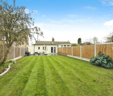 The Bungalows, The Warren, Stanford Le Hope, SS17 - Photo 4