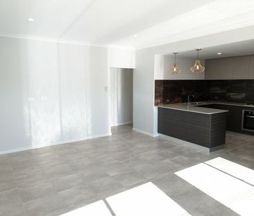 Immaculate Street Front 3x2 Vila! - Photo 5