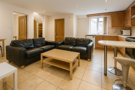 1 bedroom in a house share to rent - Photo 2