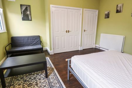 7 Bed Student Accommodation - Photo 2