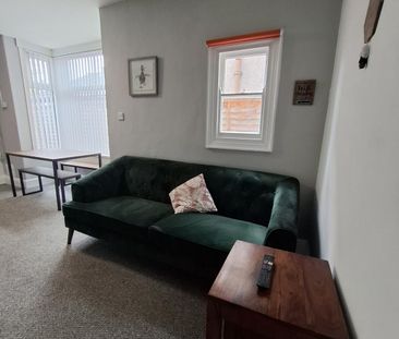 Spacious Furnished Room | Legsby Avenue, Grimsby - Photo 2