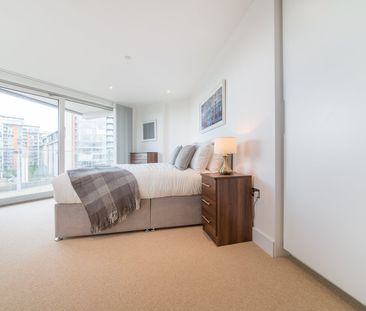 Gateway Tower, 28 Western Gateway, Royal Victoria, London, E16 - Photo 2