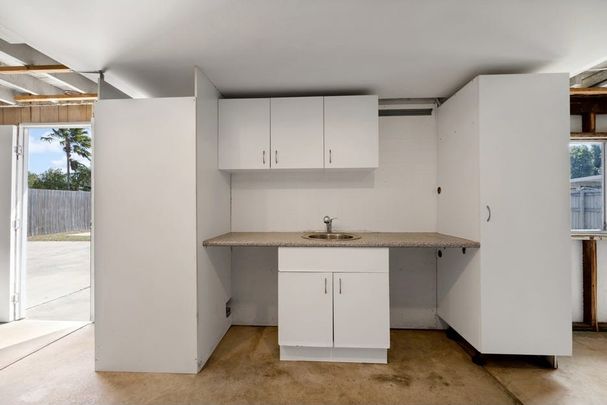 Family home with large shed! - Photo 1