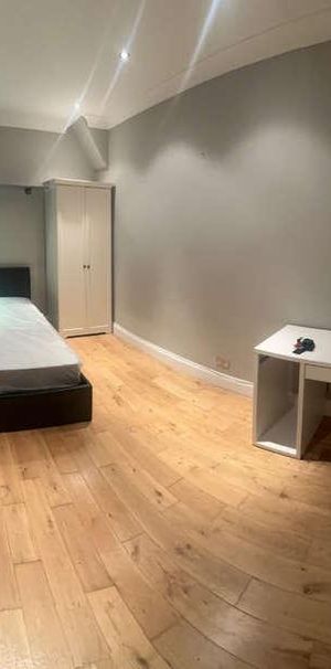 Spelthorne Lane, Ashford, TW15 - Photo 1