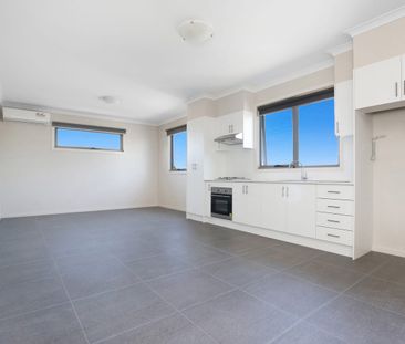 Contemporary Reverse Living Style - Photo 1